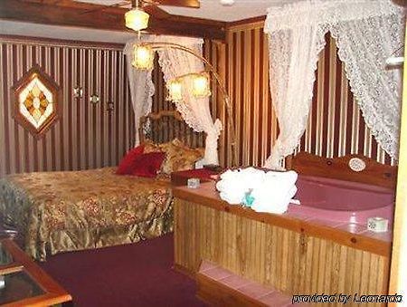 Main Street Inn - Angels Among Us Wedding Chapel Eureka Springs Room photo