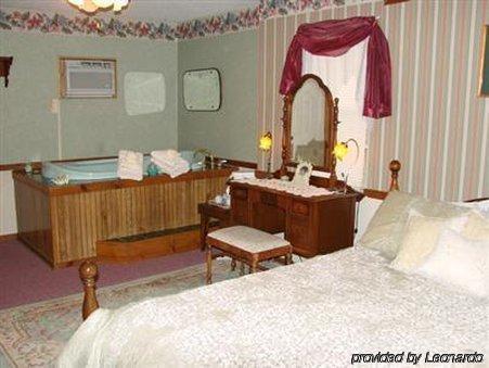 Main Street Inn - Angels Among Us Wedding Chapel Eureka Springs Room photo